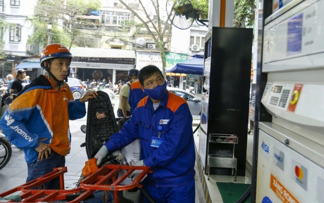 15h chieu 53 gia xang dau dong loat bat tang dot bien