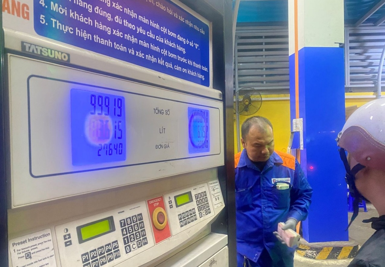 gia xang dau cua viet nam dieu hanh bam sat gia the gioi