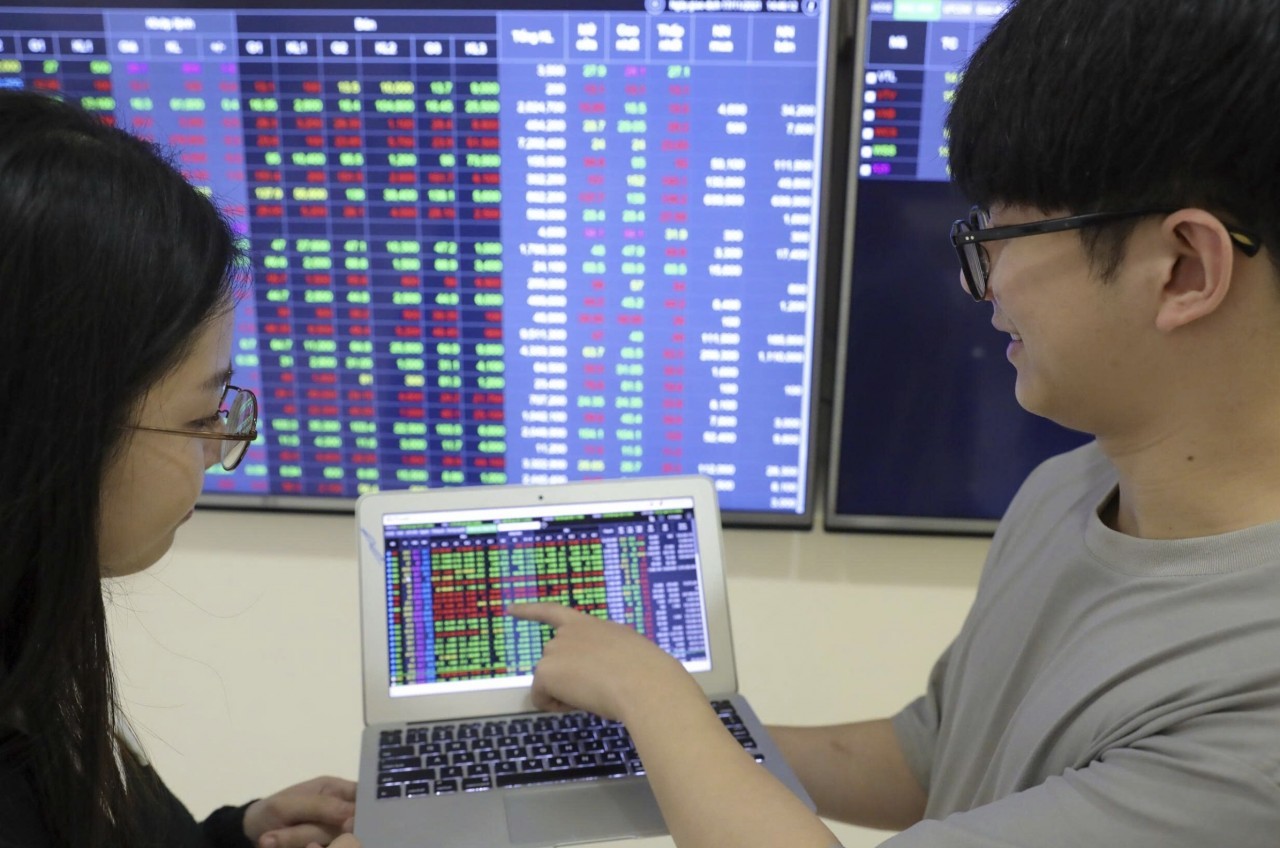 Chứng khoán phái sinh ngày 19/3: Sắc đỏ bao trùm, chênh lệch âm trở lại trong phiên đáo hạn