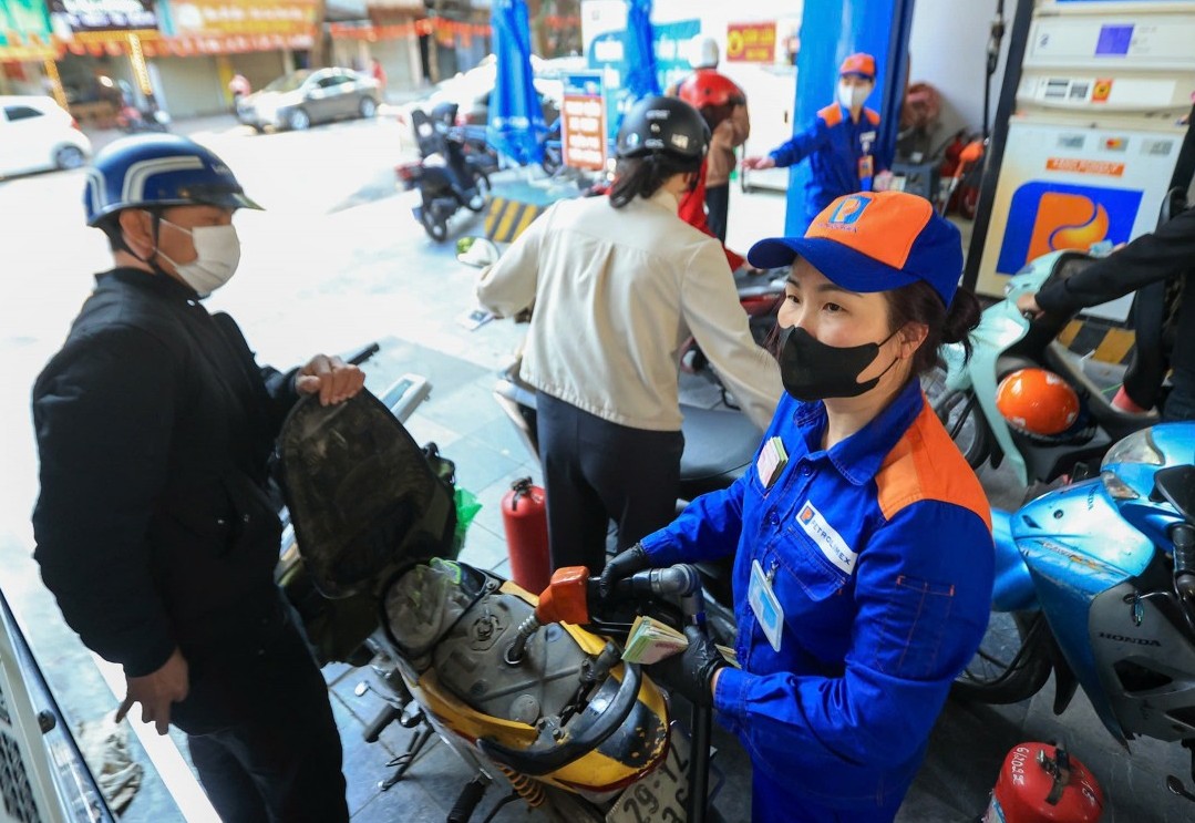 Tối ngày 10/3, giá xăng tiếp tục tăng từ 1.350 đồng/lít - 2.080 đồng/lít