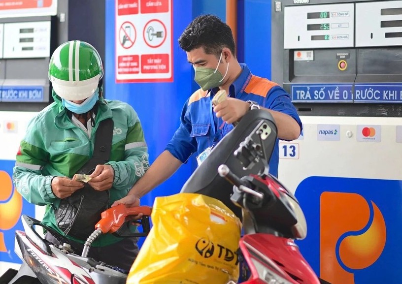 ngay 143 tiep tuc giu nguyen gia xang dau va chi quy binh on gia