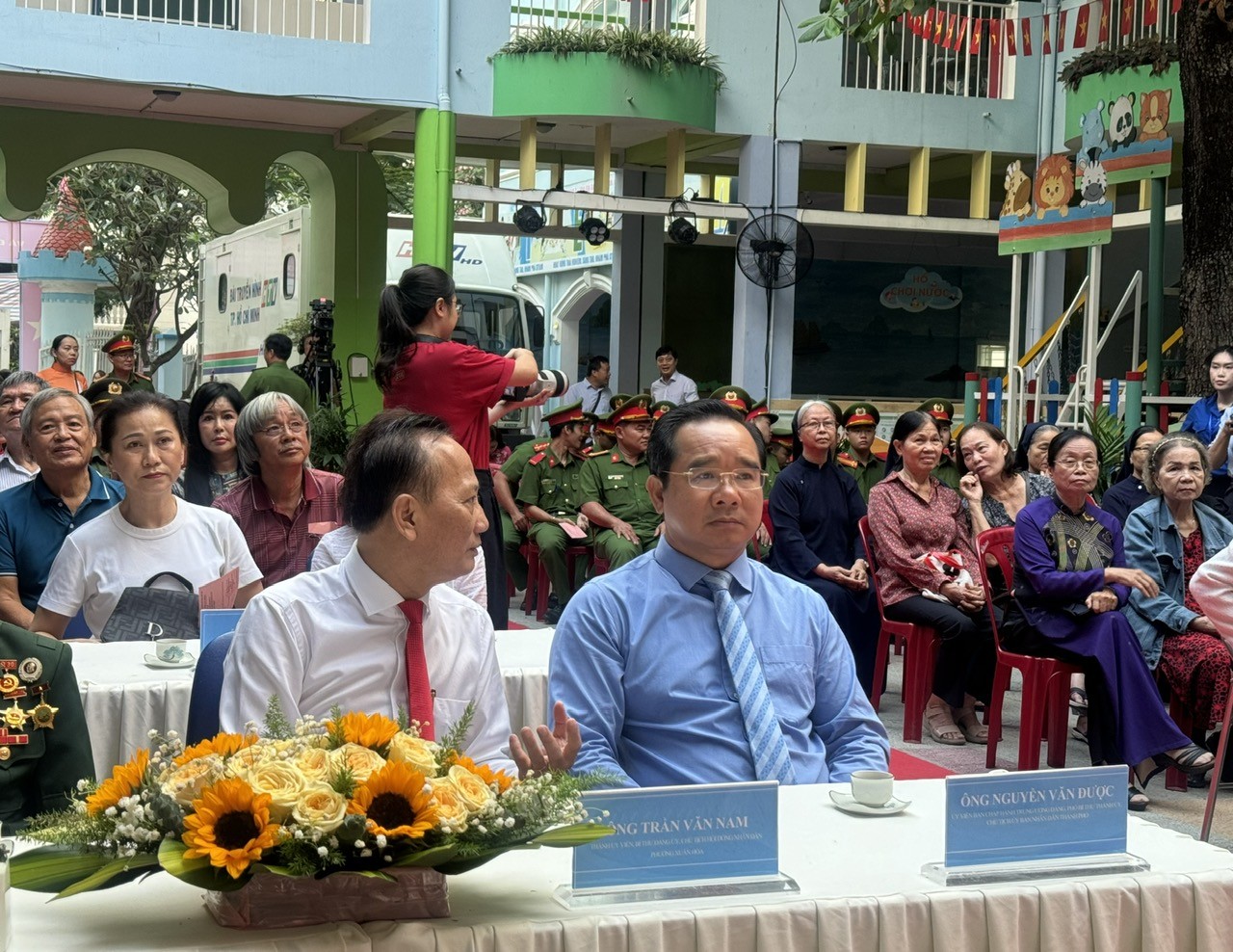 Chủ tịch UBND TP. Hồ Chí Minh cùng cử tri đi bầu cử tại phường Xuân Hòa