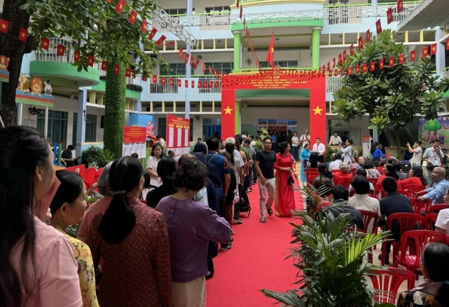 chu tich ubnd tp ho chi minh cung cu tri di bau cu tai phuong xuan hoa