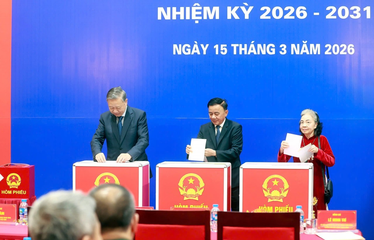 ngay hoi non song tong bi thu to lam va cac lanh dao dang nha nuoc cung gan 79 trieu cu tri tham gia bau cu