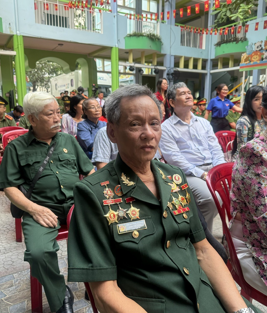 Chủ tịch UBND TP. Hồ Chí Minh cùng cử tri đi bầu cử tại phường Xuân Hòa