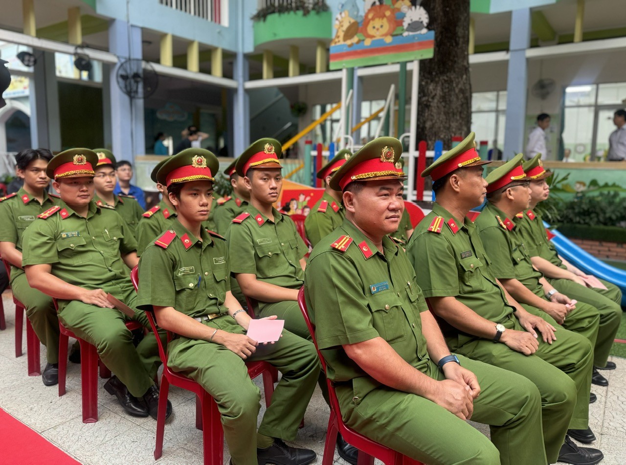 Chủ tịch UBND TP. Hồ Chí Minh cùng cử tri đi bầu cử tại phường Xuân Hòa