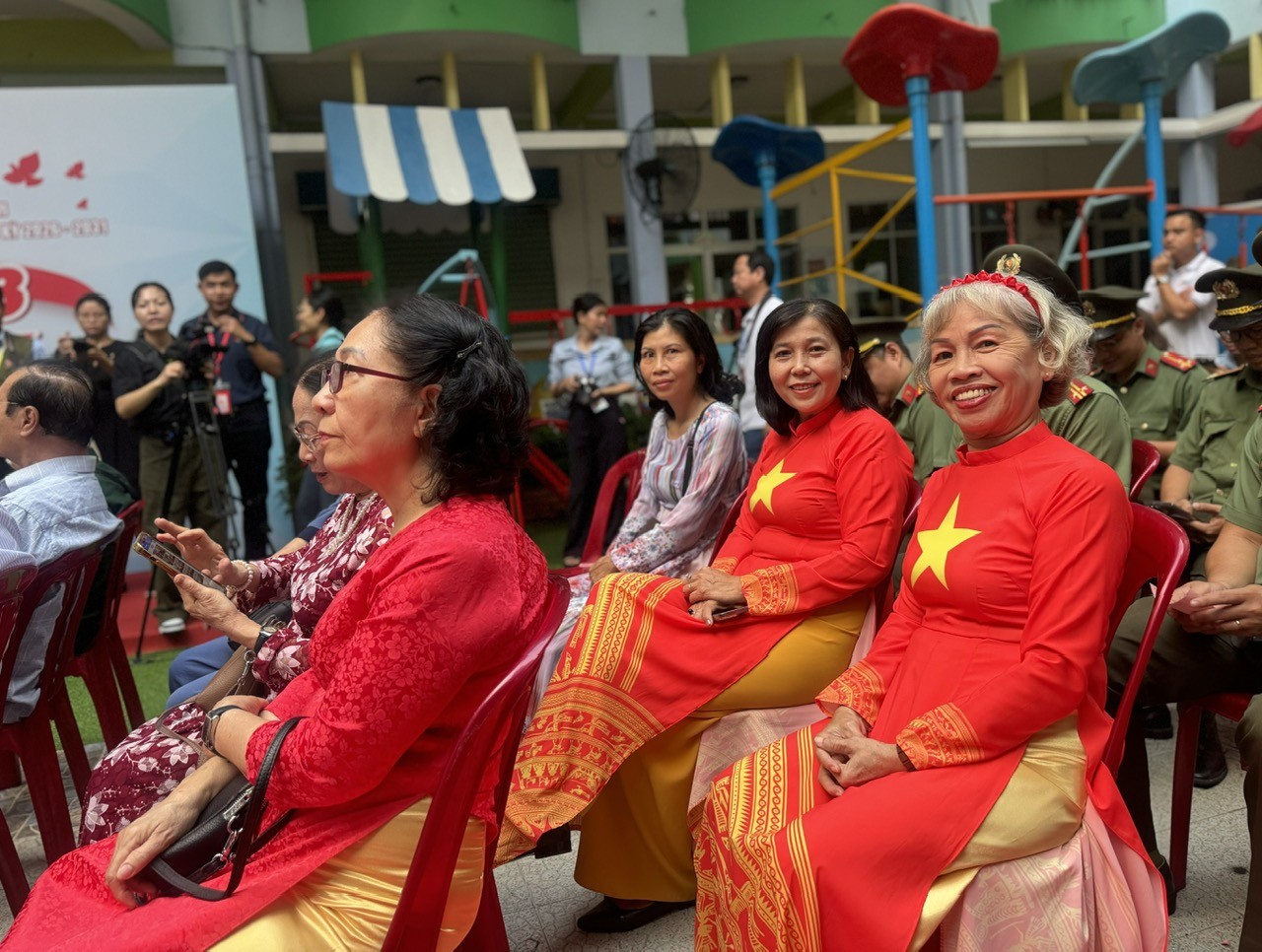 Chủ tịch UBND TP. Hồ Chí Minh cùng cử tri đi bầu cử tại phường Xuân Hòa