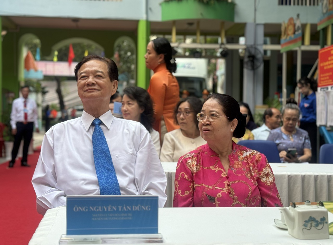 Chủ tịch UBND TP. Hồ Chí Minh cùng cử tri đi bầu cử tại phường Xuân Hòa