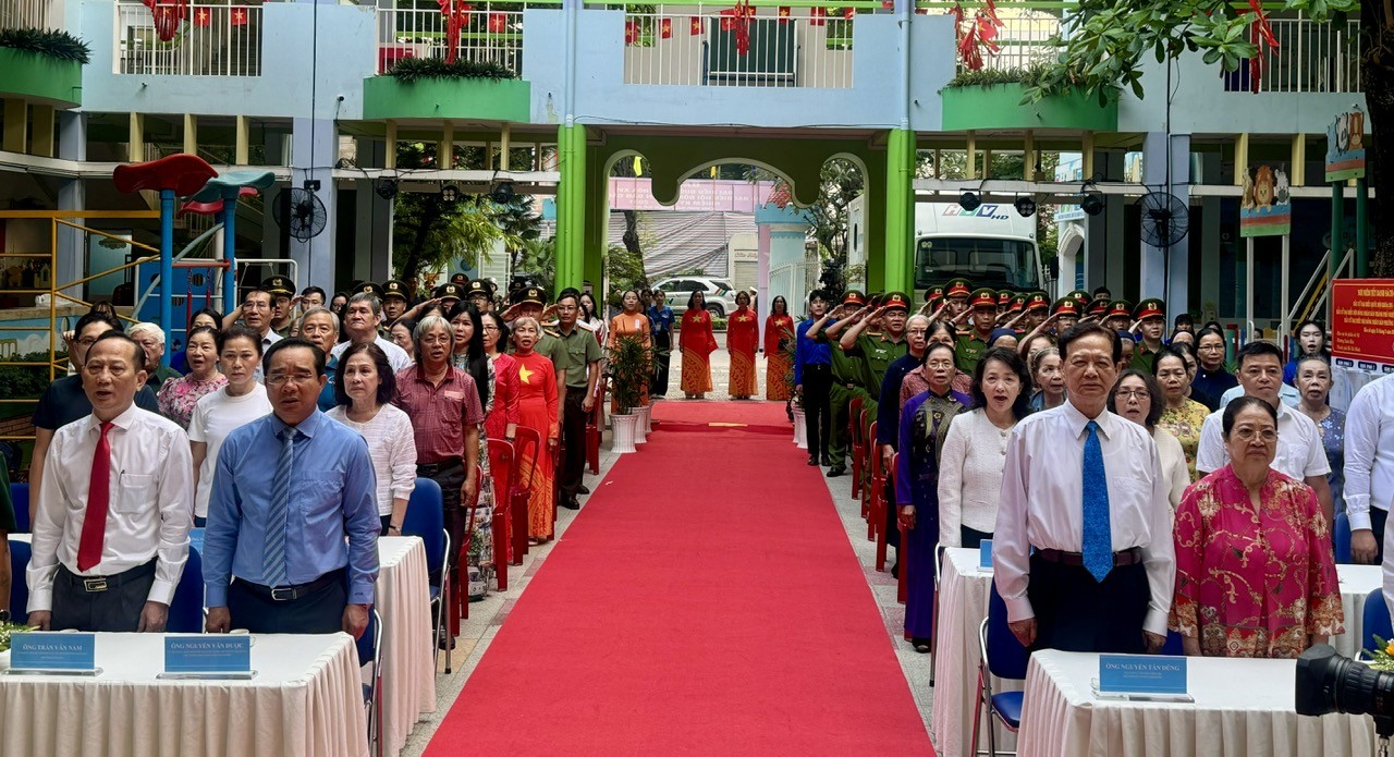 Chủ tịch UBND TP. Hồ Chí Minh cùng cử tri đi bầu cử tại phường Xuân Hòa