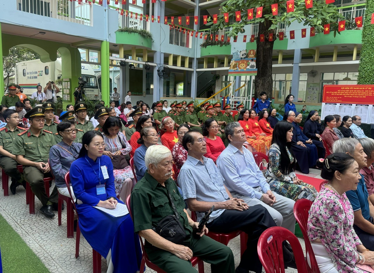 Chủ tịch UBND TP. Hồ Chí Minh cùng cử tri đi bầu cử tại phường Xuân Hòa