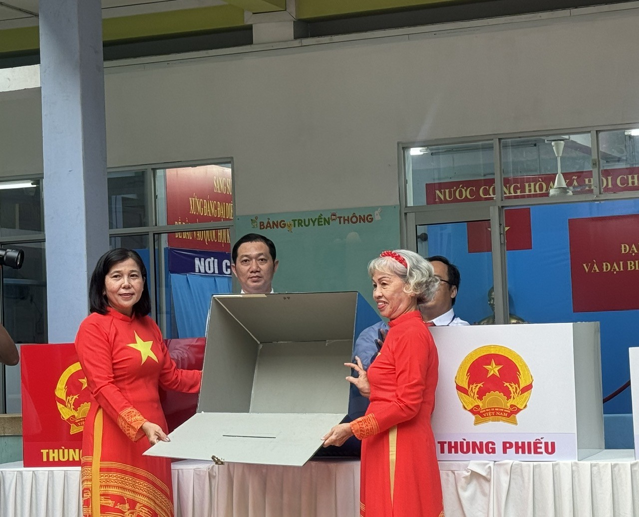 TP. Hồ Chí Minh: Nguyên Thủ tướng Nguyễn Tấn Dũng cùng cử tri đi bầu cử tại điểm số 3 phường Xuân Hòa