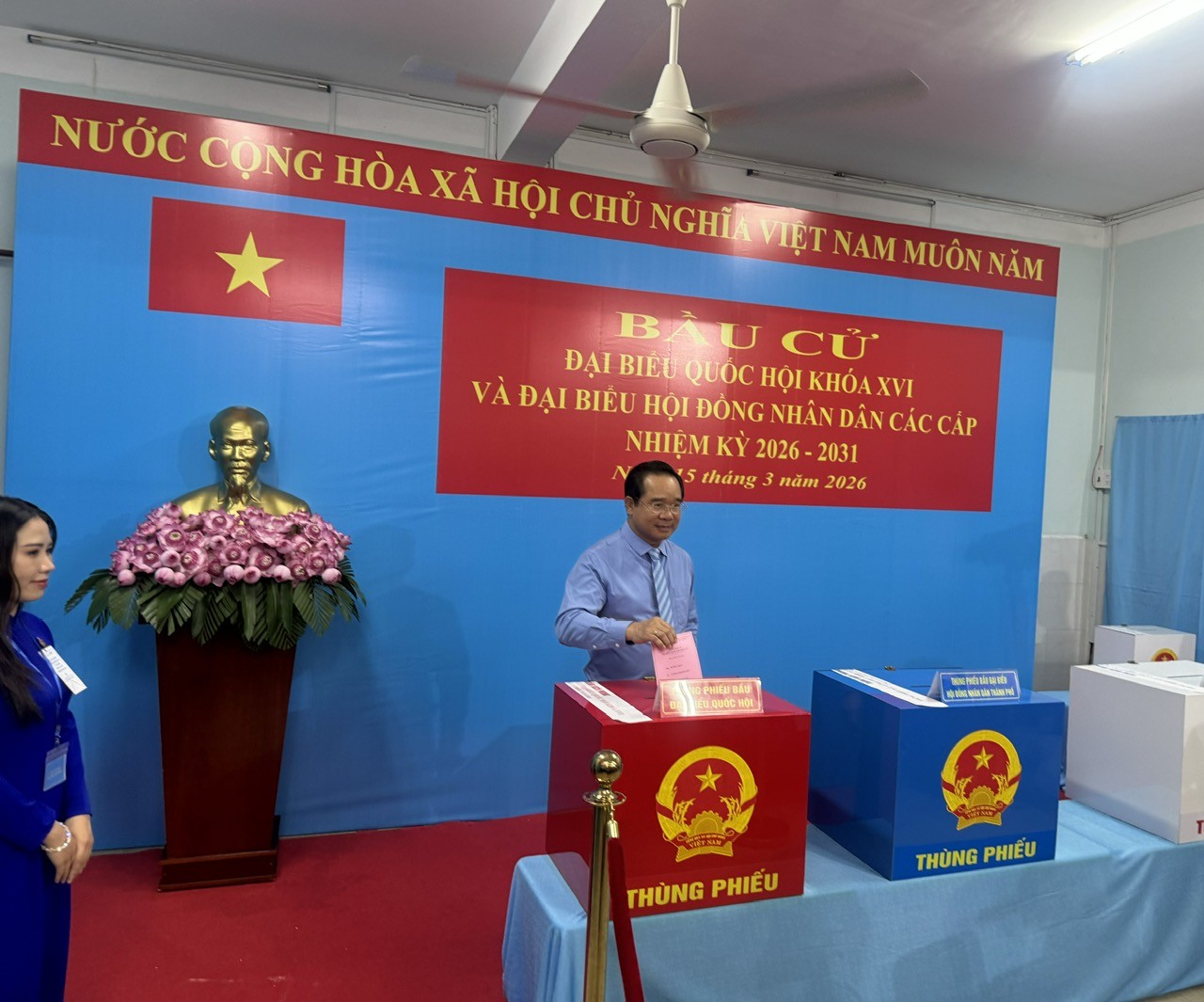 Chủ tịch UBND TP. Hồ Chí Minh cùng cử tri đi bầu cử tại phường Xuân Hòa