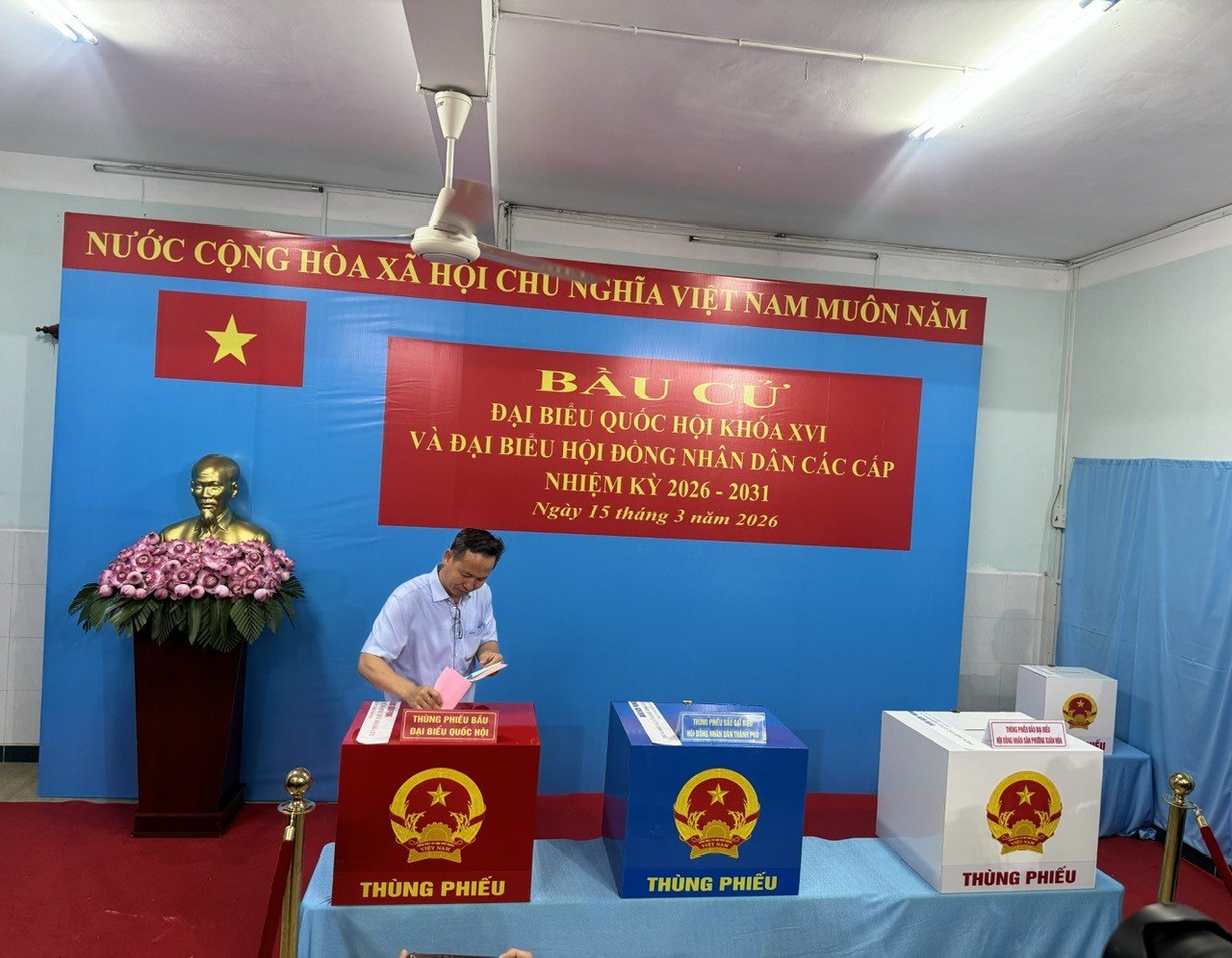 Chủ tịch UBND TP. Hồ Chí Minh cùng cử tri đi bầu cử tại phường Xuân Hòa