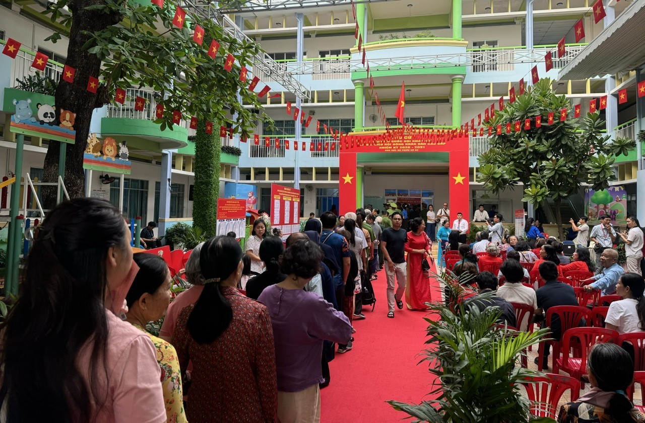 Chủ tịch UBND TP. Hồ Chí Minh cùng cử tri đi bầu cử tại phường Xuân Hòa