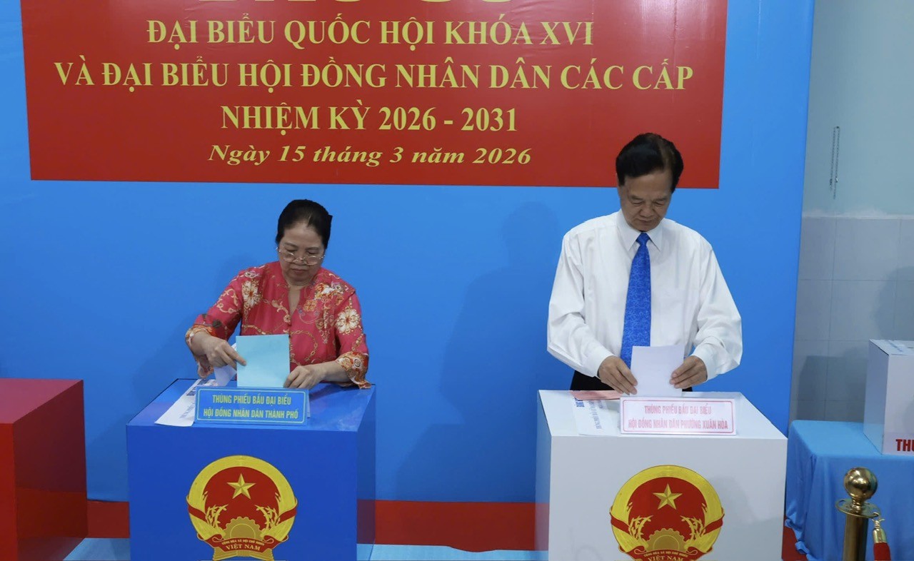 Chủ tịch UBND TP. Hồ Chí Minh cùng cử tri đi bầu cử tại phường Xuân Hòa