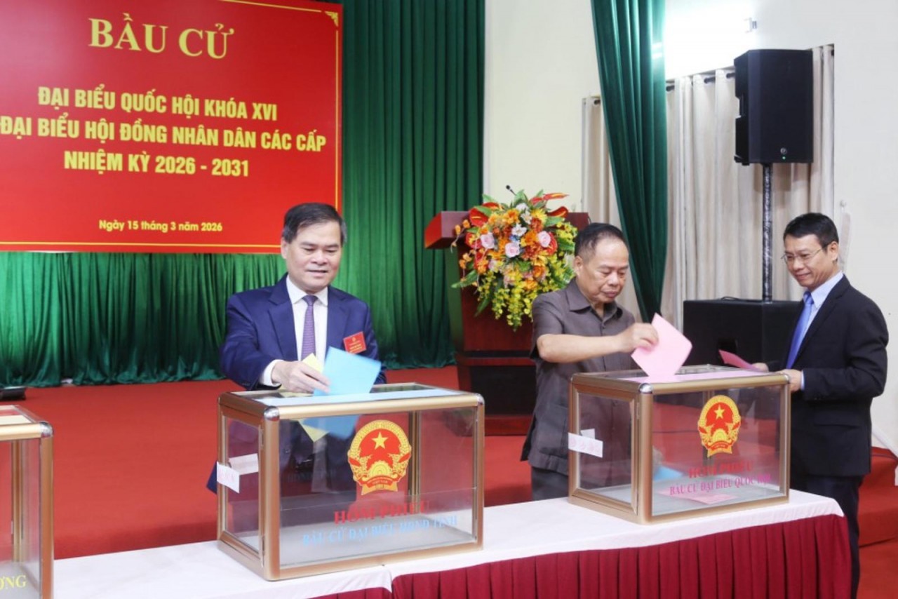 Quảng Ninh rộn ràng ngày bầu cử, cử tri toàn tỉnh nô nức thực hiện quyền công dân