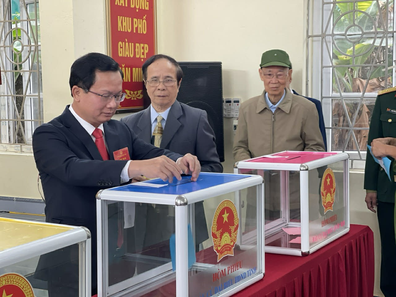 Quảng Ninh rộn ràng ngày bầu cử, cử tri toàn tỉnh nô nức thực hiện quyền công dân