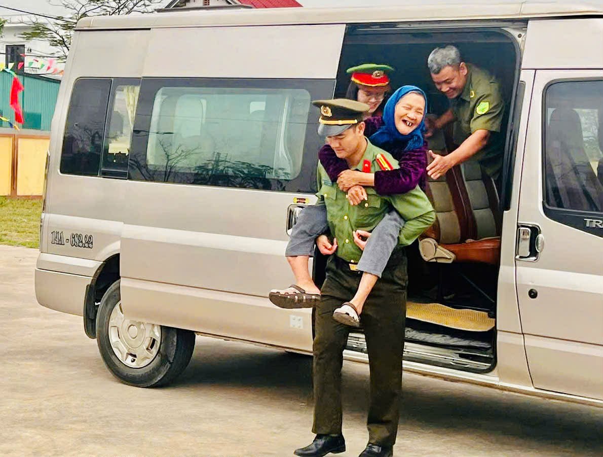 Quảng Ninh rộn ràng ngày bầu cử, cử tri toàn tỉnh nô nức thực hiện quyền công dân