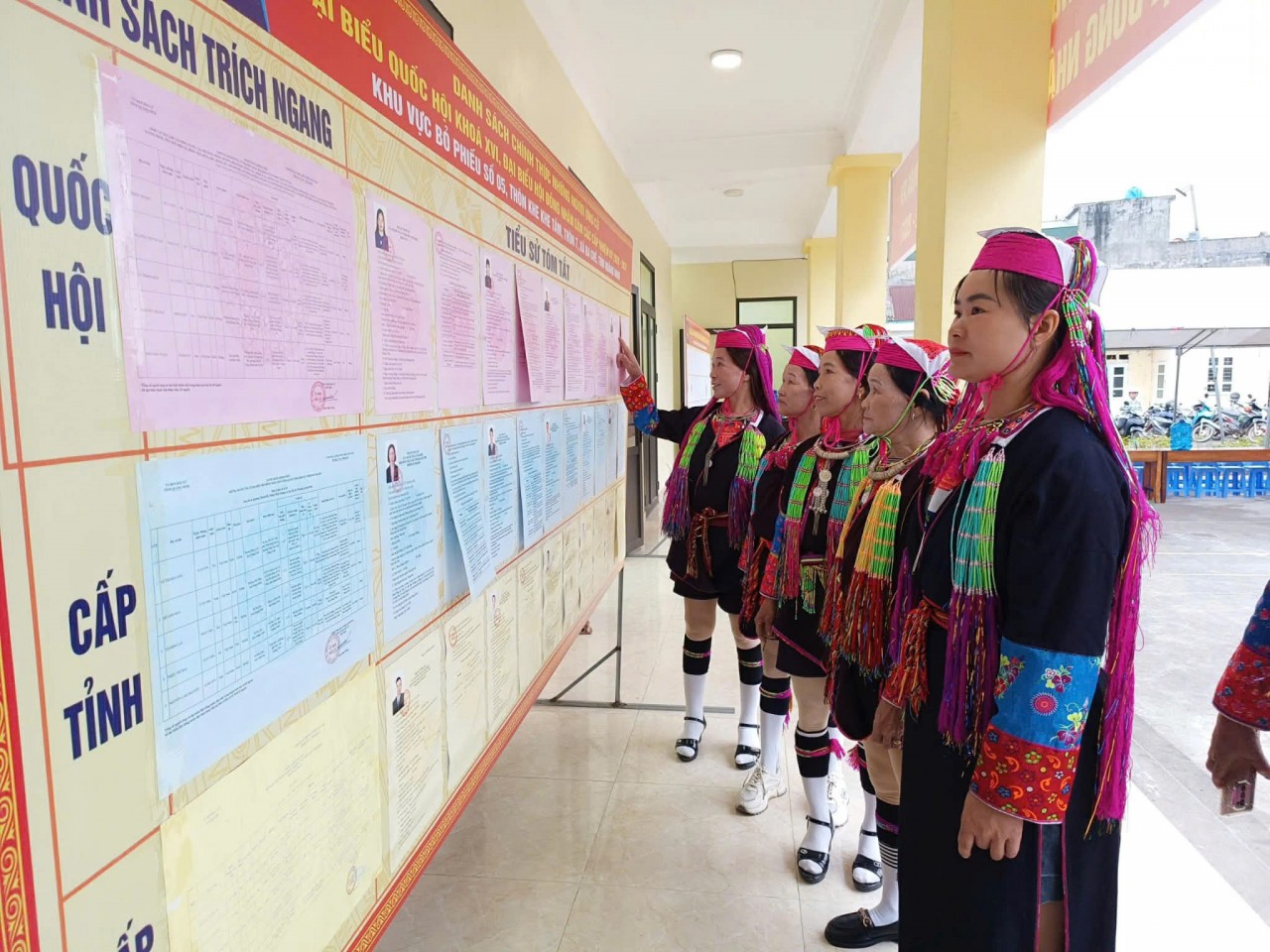 Quảng Ninh rộn ràng ngày bầu cử, cử tri toàn tỉnh nô nức thực hiện quyền công dân