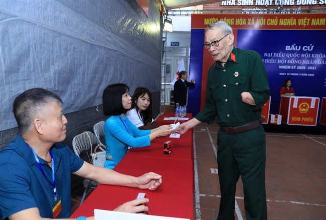 Hà Nội: Hơn 1 triệu cử tri đi bỏ phiếu trong buổi sáng ngày bầu cử 15/3