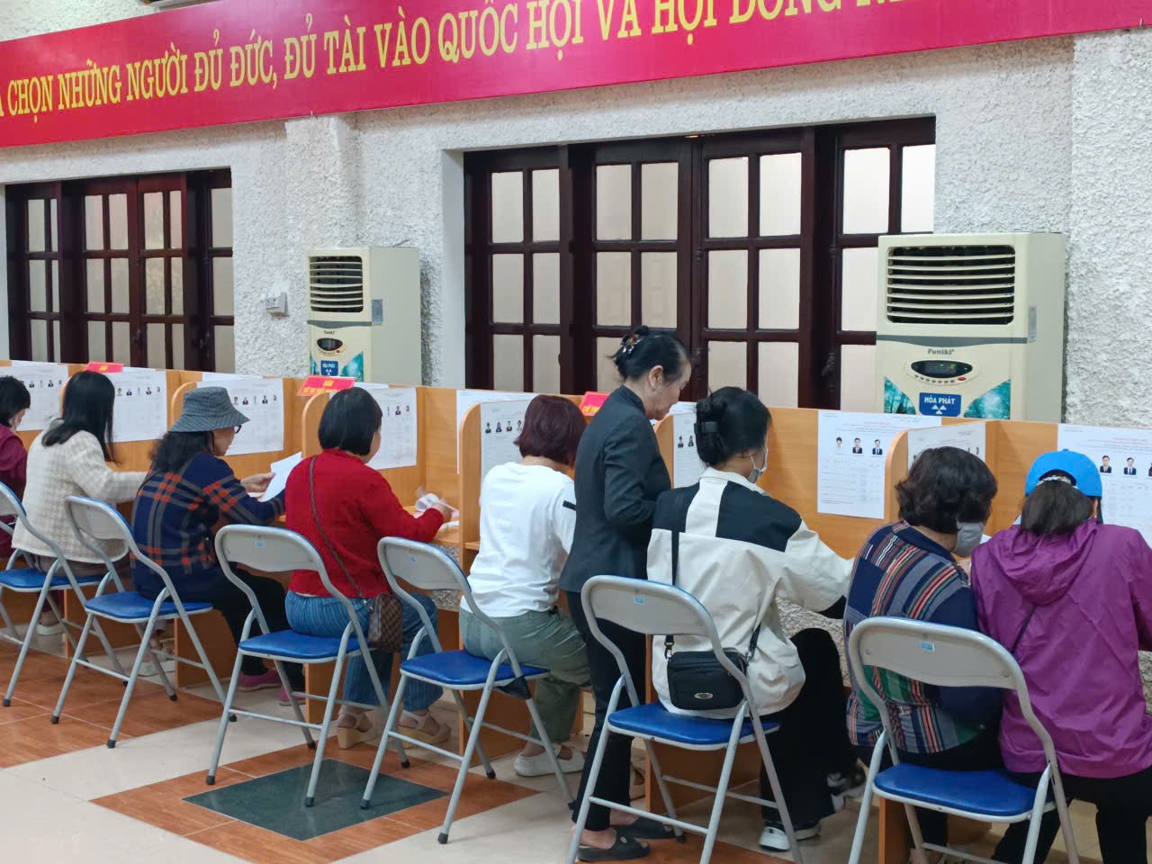 Hà Nội: Hơn 1 triệu cử tri đi bỏ phiếu trong buổi sáng ngày bầu cử 15/3