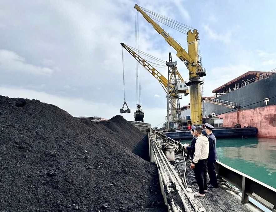 Hải quan cửa khẩu cảng Cẩm Phả đồng hành doanh nghiệp trước biến động Trung Đông