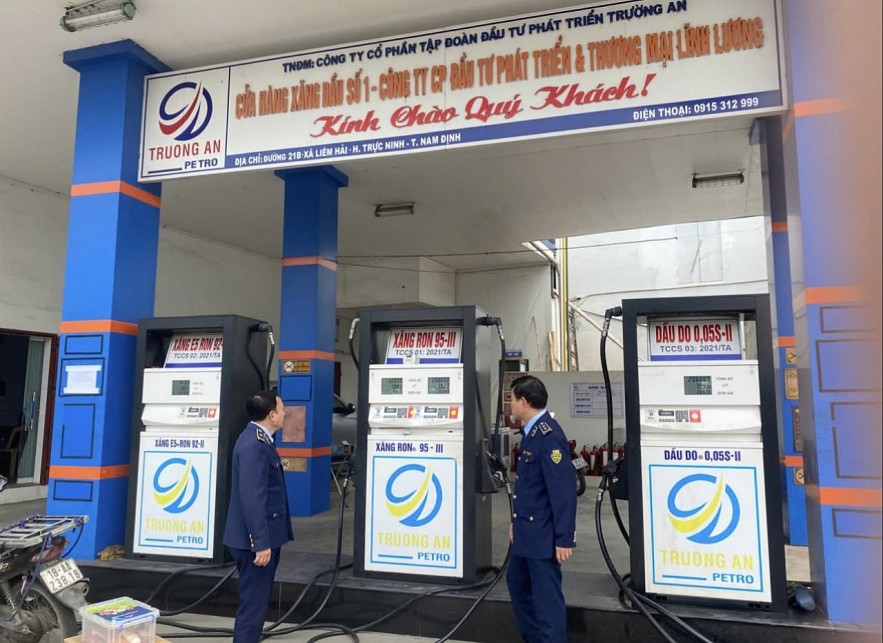 Ninh Bình: Phạt 35 triệu đồng doanh nghiệp bán xăng vượt giá trần, buộc hoàn tiền cho khách