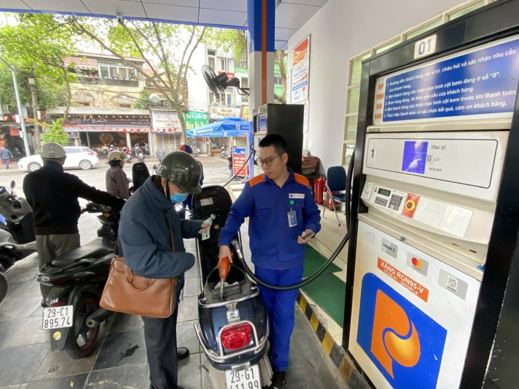 tu 23h ngay 193 gia xang dau bat tang manh cao nhat len toi gan 9000 donglit