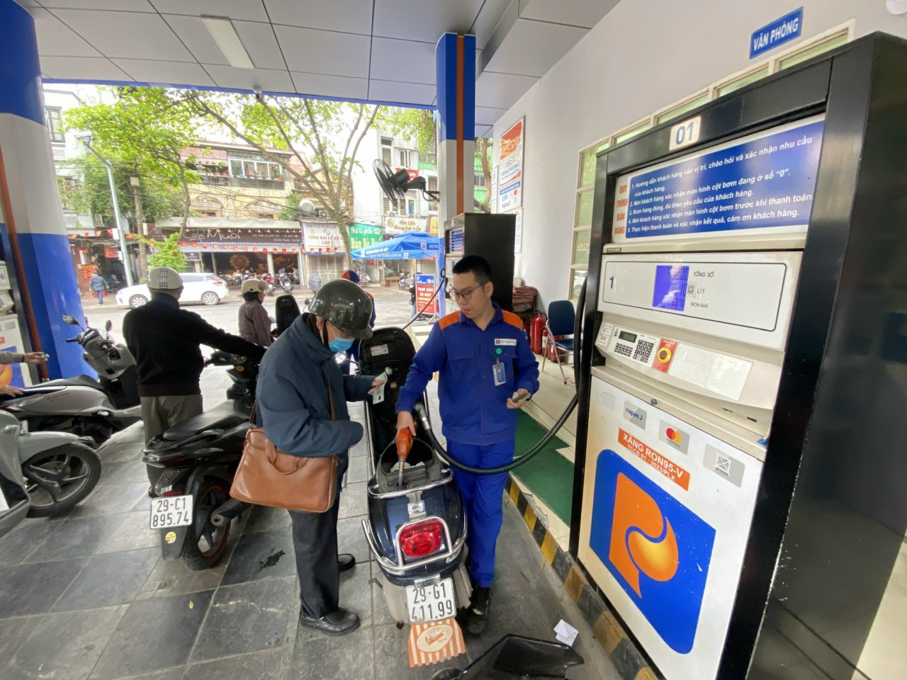 Giá xăng bật tăng mạnh từ 23h ngày 19/3: RON 95 vọt hơn 5.000 đồng/lít, áp lực chi phí gia tăng