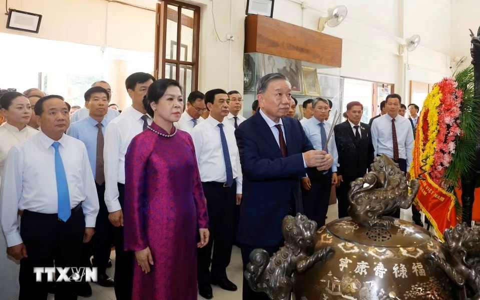 tong bi thu chu tich nuoc to lam va phu nhan tham khu di tich chu tich ho chi minh o udon thani