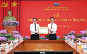 Trao huy hiệu 30 năm tuổi Đảng cho Thứ trưởng Bộ Tài chính Trần Quốc Phương