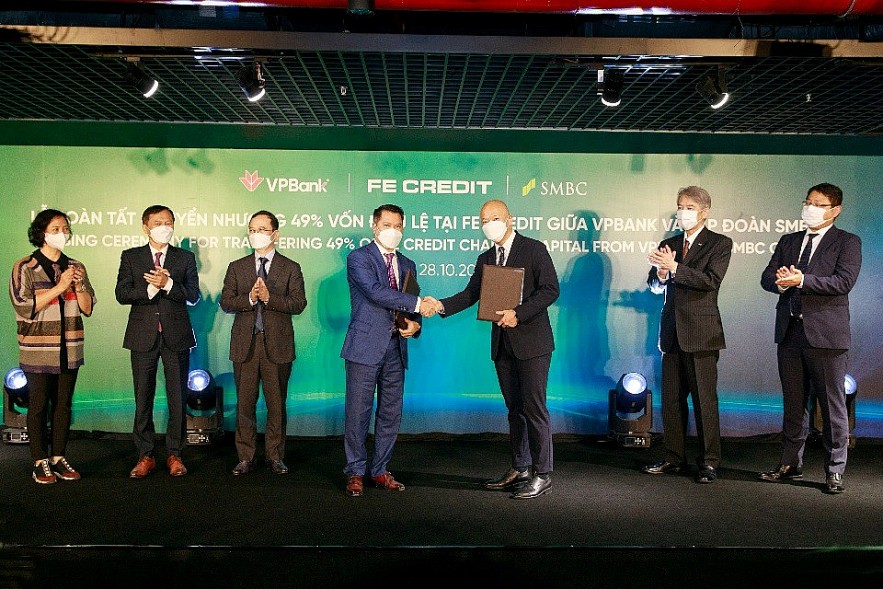VPBank hoàn tất thỏa thuận bán 49% vốn điều lệ tại FE Credit cho SMBC Group VPBank hoàn tất thỏa thuận bán 49% vốn điều lệ tại FE Credit cho SMBC Group