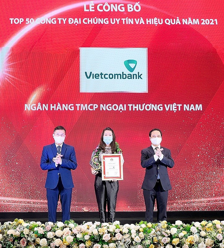 vietcombank trao tặng gói an sinh xã hội 100 tỷ đồng cho sở y tế thành phố hồ chí minh