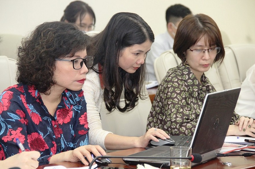 Cán bộ Vụ Tuyên truyền Hỗ trợ người nộp thuế trả lời những câu hỏi liên quan đến công tác quyết toán thuế năm 2020. Ảnh: NM.