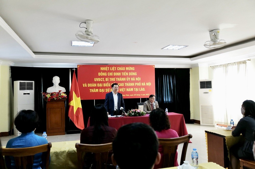 Đoàn đại biểu cấp cao Thủ đô Hà Nội thăm cán bộ, nhân viên Đại sứ quán Việt Nam tại Lào