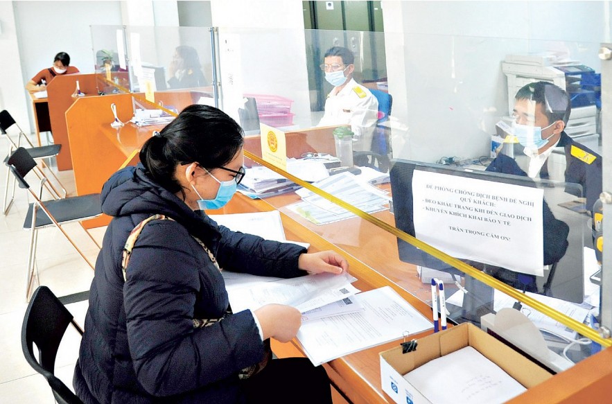 Người nộp thuế làm thủ tục hành chính thuế tại bộ phận “một cửa” Cục Thuế TP. Hà Nội.