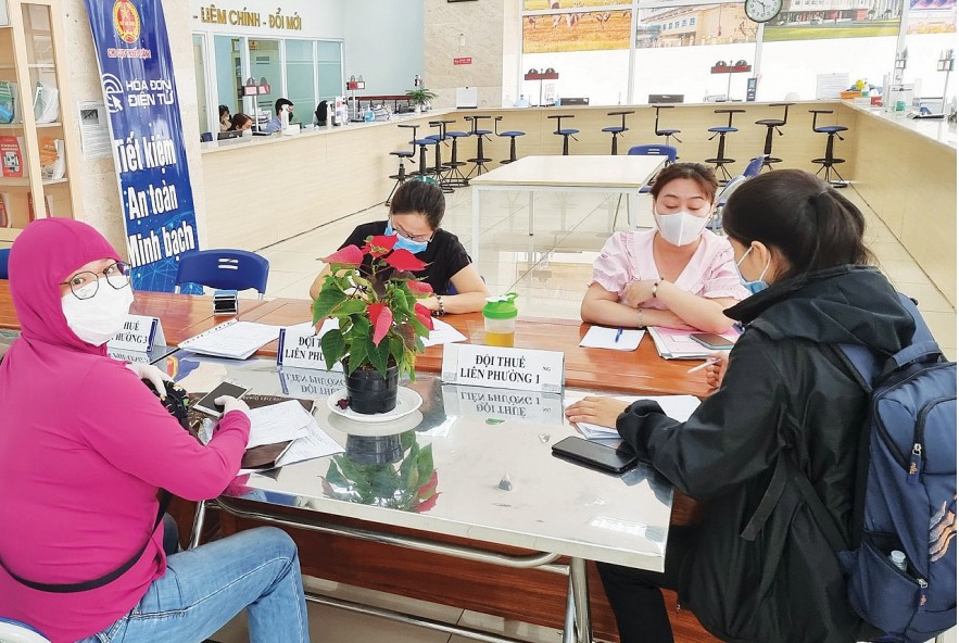 Đại diện các hộ kinh doanh kê khai thuế tại Chi cục Thuế quận 1, Cục Thuế TP. Hồ Chí Minh vào sáng ngày 15/3.