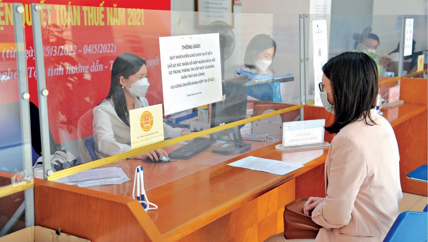 Người nộp thuế làm thủ tục hành chính tại bộ phận “một cửa”. Ảnh: Mai Lan