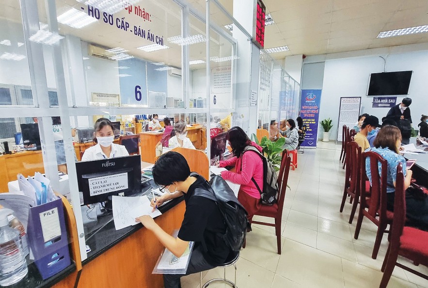 Đăng ký nộp lệ phí trước bạ trong giao dịch mua bán bất động sản tại Chi cục Thuế TP. Thủ Đức. Ảnh: Doãn Thiệu