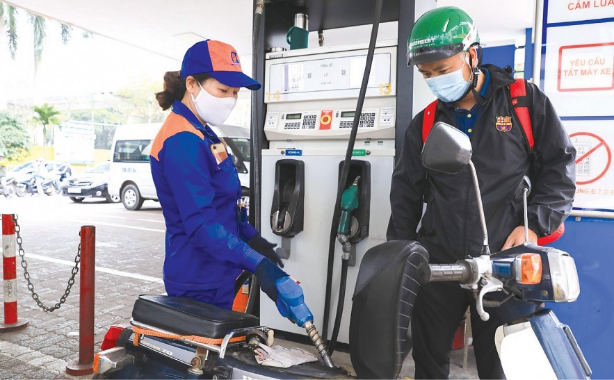 Giá xăng dầu tăng mạnh trong thời gian gần đây đã ảnh hưởng không nhỏ đến sự phục hồi kinh tế, xã hội của đất nước. Giá xăng dầu tăng mạnh trong thời gian gần đây đã ảnh hưởng không nhỏ đến sự phục hồi kinh tế, xã hội của đất nước.