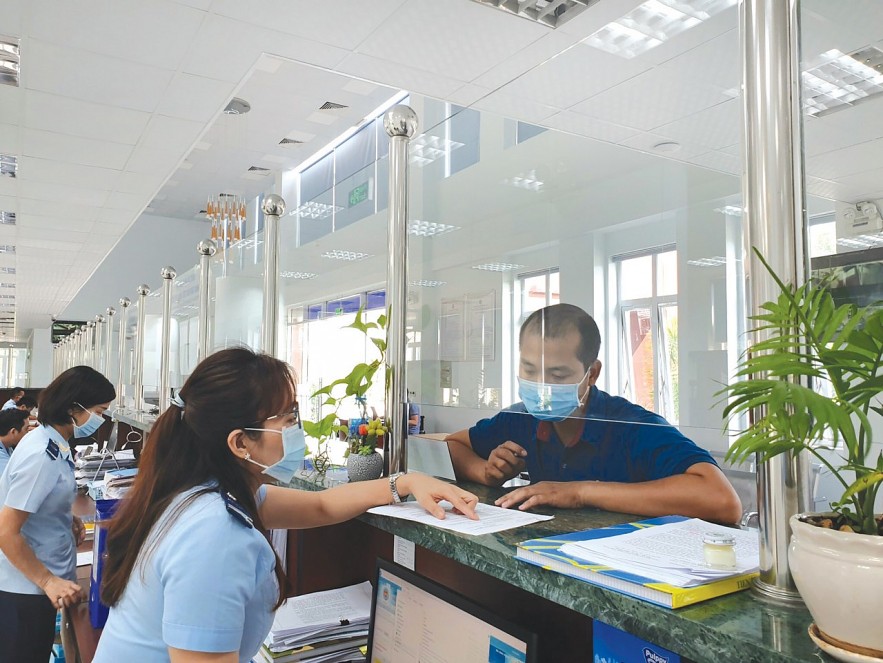 Doanh nghiệp làm thủ tục xuất nhập khẩu tại cơ quan hải quan Bình Dương. Ảnh: SONG LINH Doanh nghiệp làm thủ tục xuất nhập khẩu tại cơ quan hải quan Bình Dương. Ảnh: SONG LINH