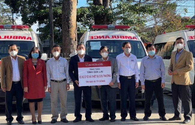 agribank trao tang tinh gia lai 3 xe o to va thiet bi cuu thuong tri gia 5 ty dong