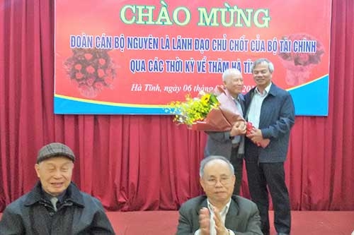 doan can bo cuu lanh dao chu chot cua bo tai chinh ve tham ha tinh