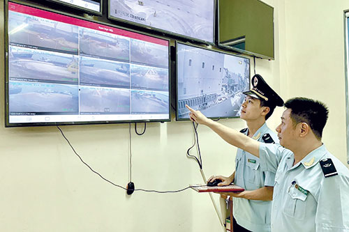 Cán bộ Hải quan Thanh Hóa giám sát hoạt động xuất nhập khẩu qua hệ thống camera trực tuyến.