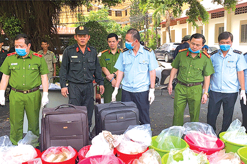 Lực lượng hải quan v&agrave; c&ocirc;ng an TP. Hồ Ch&iacute; Minh triệt ph&aacute; th&agrave;nh c&ocirc;ng