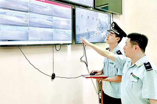 Cán bộ Chi cục Hải quan cửa khẩu cảng Nghi Sơn, Thanh Hóa
