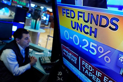 M&agrave;n h&igrave;nh của s&agrave;n giao dịch chứng kho&aacute;n New York (Mỹ) hiển thị quyết định của FED