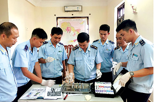 Cán bộ hải quan tham gia tập huấn về kỹ năng kiểm tra phát hiện ma túy.