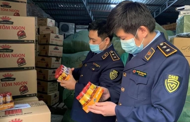 Bắt giữ hơn 28.000 sản phẩm sa tế tôm có dấu hiệu vi phạm sở hữu trí tuệ