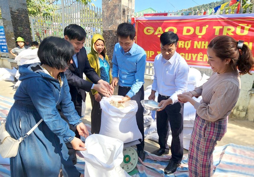 Chuyên đề: Hỗ trợ hơn 12.736 tấn gạo dự trữ quốc gia cho người dân dịp Tết Nguyên đán Giáp Thìn và giáp hạt